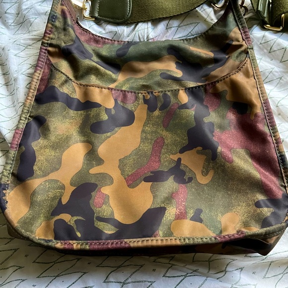 Ahdorned nylon camo messenger bag with adjustable strap - Picture 2 of 10